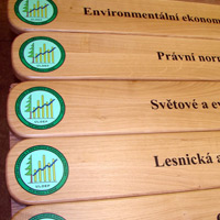 Dřevěné cedule pro Masarykovu univerzitu v Brně